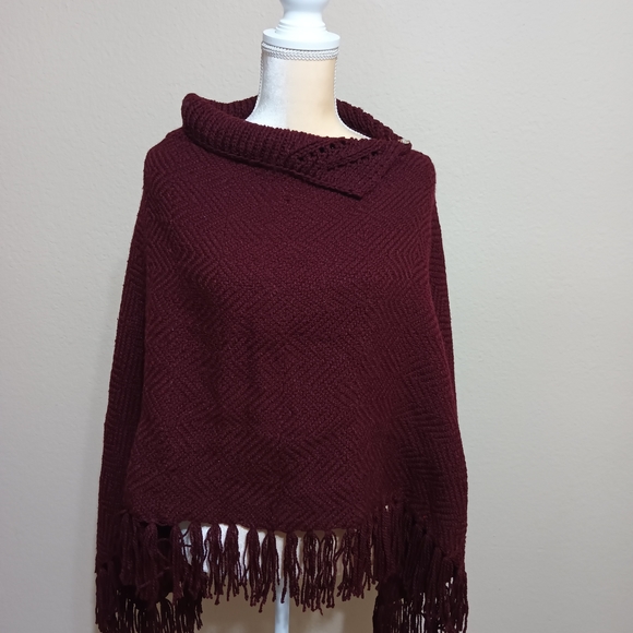 Chic Gray and Burgundy Women's Poncho Set - Picture 5 of 10